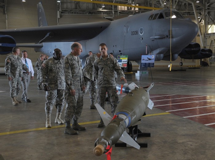 Bom tấn công liên hợp GBU-31 được sử dụng cho máy bay ném bom chiến lược B-52 của Không quân Mỹ. Ảnh chụp hoạt động thăm viếng của Tướng Mỹ C. Robert Kehler - Tư lệnh lực lượng chiến lược Mỹ tại căn cứ không quân Baksdale ngày 15/7/2013.
